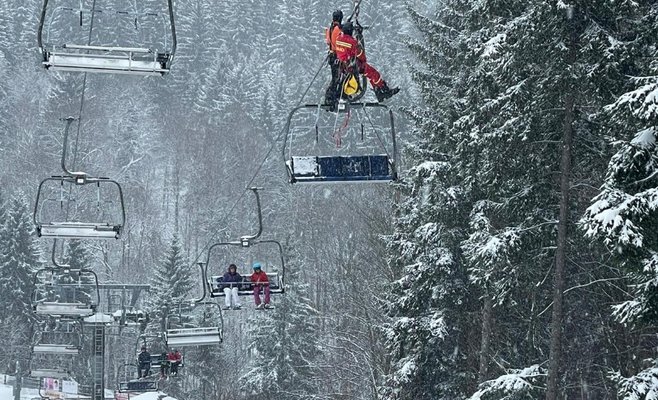В воскресенье на канатной дороге в Есениках застряли 130 человек