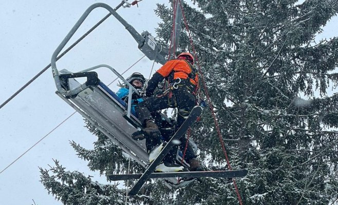 В воскресенье на канатной дороге в Есениках застряли 130 человек