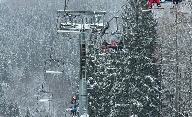 В воскресенье на канатной дороге в Есениках застряли 130 человек