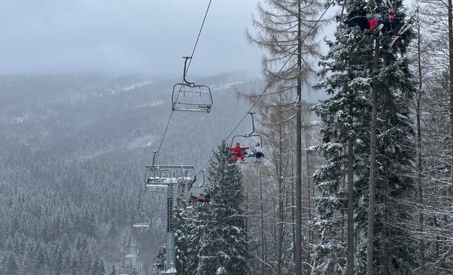 В воскресенье на канатной дороге в Есениках застряли 130 человек