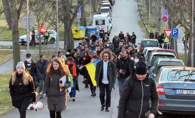 В воскресенье около сотни людей собрались перед посольством Украины в Праге, чтобы выразить свою поддержку