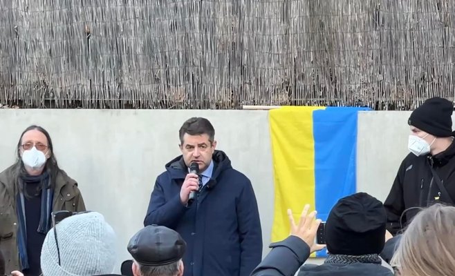 В воскресенье около сотни людей собрались перед посольством Украины в Праге, чтобы выразить свою поддержку