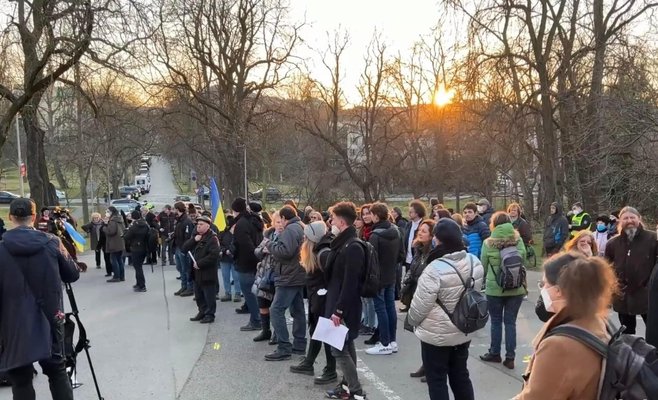 В воскресенье около сотни людей собрались перед посольством Украины в Праге, чтобы выразить свою поддержку