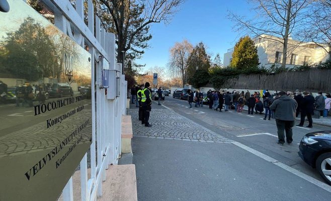 В воскресенье около сотни людей собрались перед посольством Украины в Праге, чтобы выразить свою поддержку