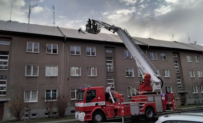 Из-за сильного ветра около 100 тыс. домохозяйств в Чехии остались без электричества
