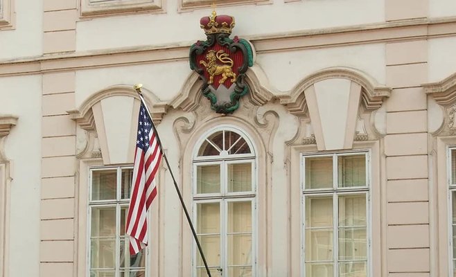 Протестующие у посольства США в Праге требовали мира во всем мире и выхода Чехии из НАТО