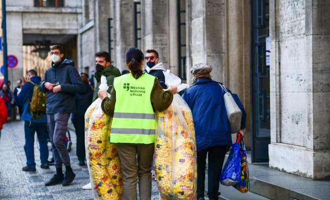 В Пражской городской библиотеке открыт временный центр помощи украинским беженцам