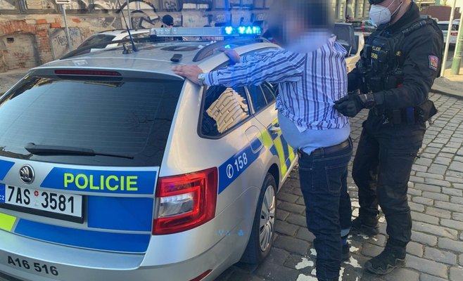 В Праге трое иностранцев ограбили клиента Сбербанка
