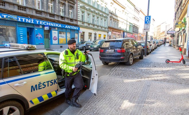 Чешская полиция не может штрафовать украинских беженцев за неправильную парковку
