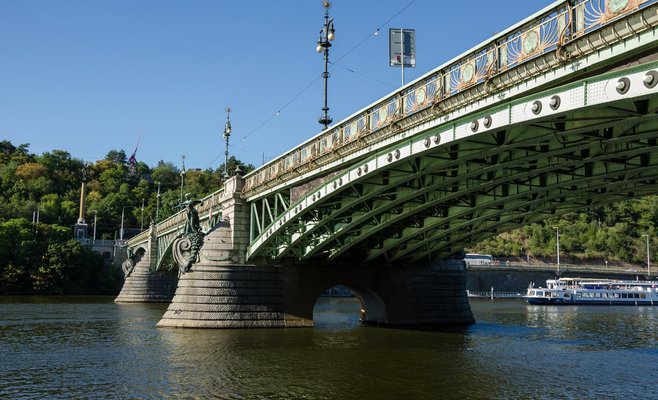 В Праге началась реконструкция освещения Чехова моста