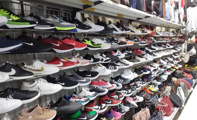 На пражском рынке Сапа таможенники обнаружили подделки на десятки миллионов крон