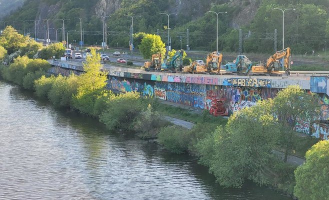 В Праге начался ремонт Баррандовского моста