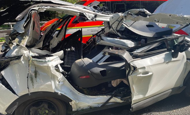 В горах Крконоше на автомобиль упало дерево, три человека погибли