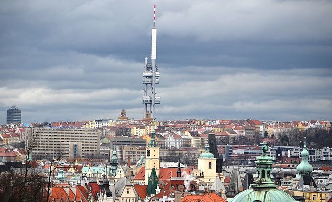 Удар молнии повредил управление сигнальными огнями на Жижковской телебашне в Праге