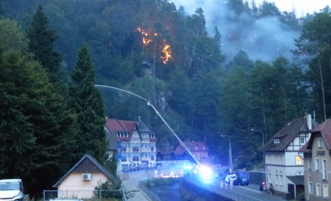 Дым от пожара в Чешской Швейцарии накрыл половину страны