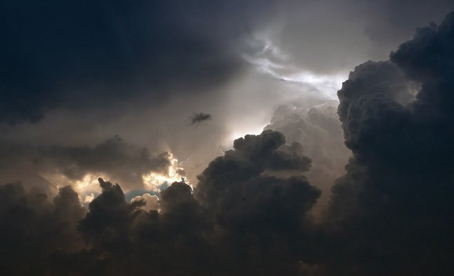 Метеорологи уточнили предупреждение о сильных грозах