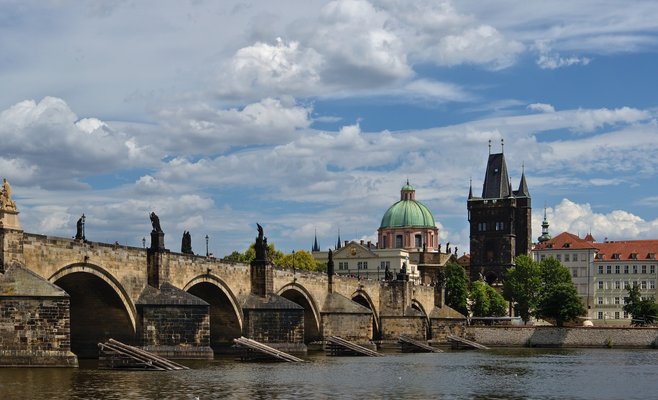 На Карловом мосту в Праге снова появилось граффити