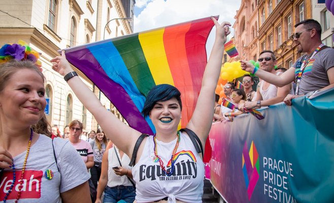 Фестиваль Prague Pride начался в Праге с вывешивания радужного флага