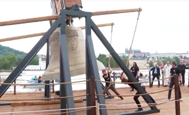 В Праге установили памятный колокол 9801