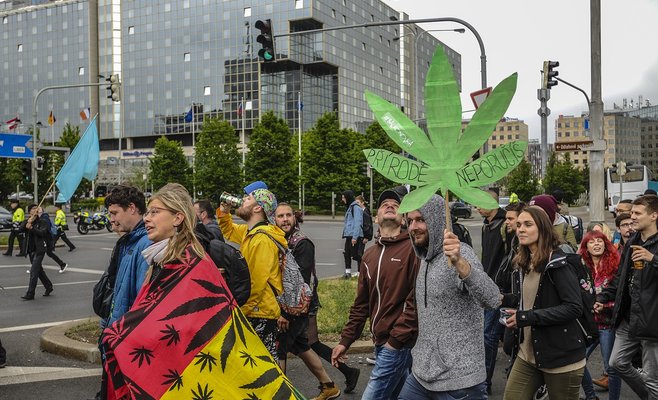 Сотни людей прошли маршем по Праге в поддержку легализации марихуаны