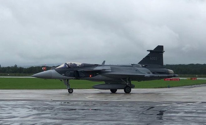 Самолет JAS-39 Gripen E приземлился в Мошнове