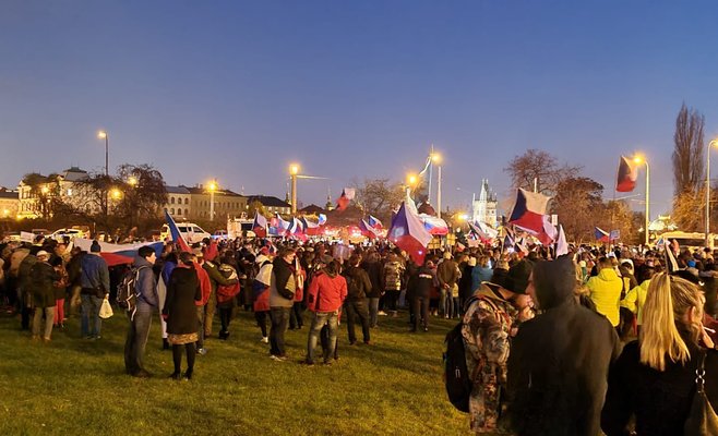 В Праге десятки тысяч человек вышли на демонстрацию против правительства, требуя его отставки