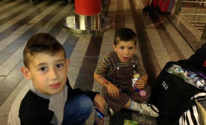 Главный железнодорожный вокзал Праги снова оккупировали мигранты