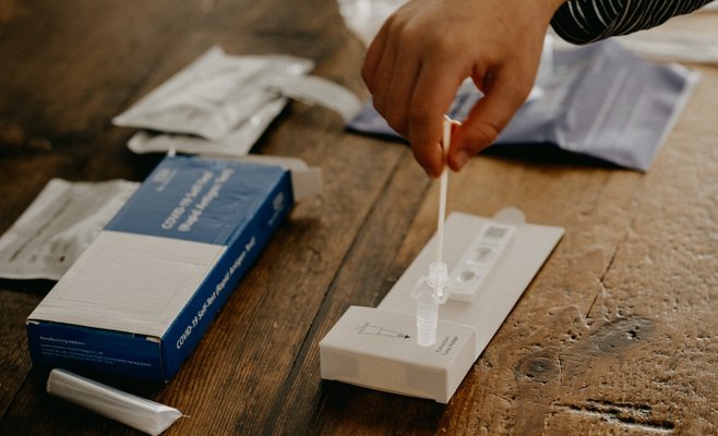 В Чехии растет количество новых случаев Covid-19 и число госпитализированных с инфекцией