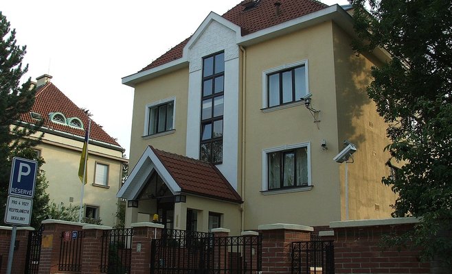 Неизвестный злоумышленник облил красной краской забор украинского посольства в Праге