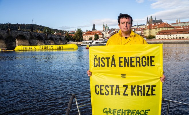 В Праге на Влтаве появился макет газопровода с надписью «Кровавый газ Путина»
