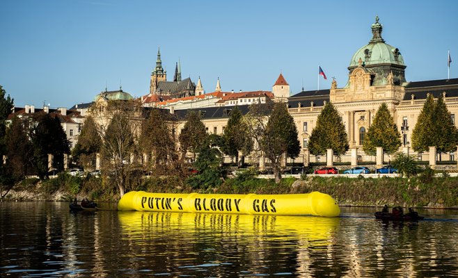 В Праге на Влтаве появился макет газопровода с надписью «Кровавый газ Путина»