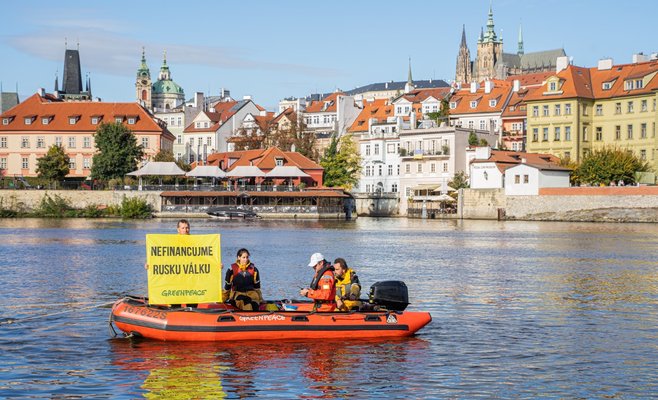 В Праге на Влтаве появился макет газопровода с надписью «Кровавый газ Путина»