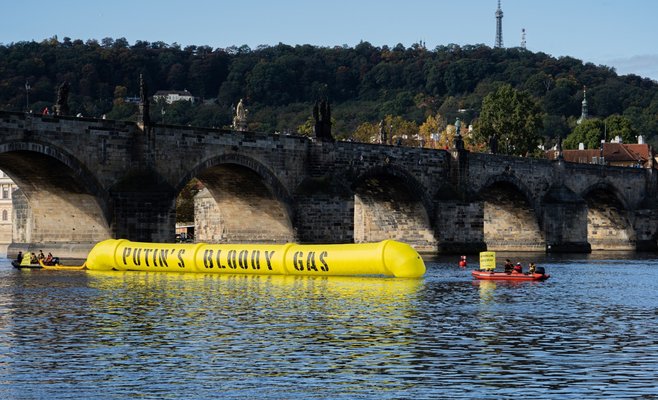 В Праге на Влтаве появился макет газопровода с надписью «Кровавый газ Путина»