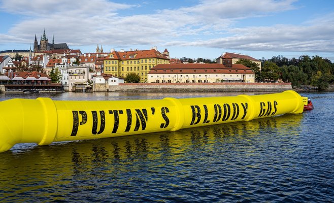 В Праге на Влтаве появился макет газопровода с надписью «Кровавый газ Путина»