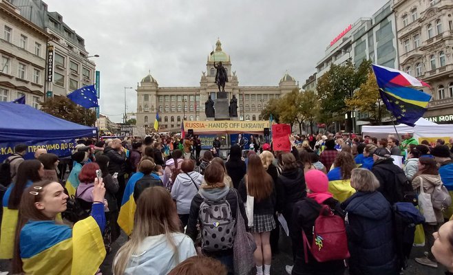 Сотни людей собрались на Вацлавской площади в Праге, чтобы поддержать Украину