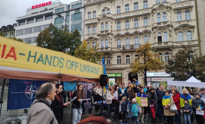 Сотни людей собрались на Вацлавской площади в Праге, чтобы поддержать Украину