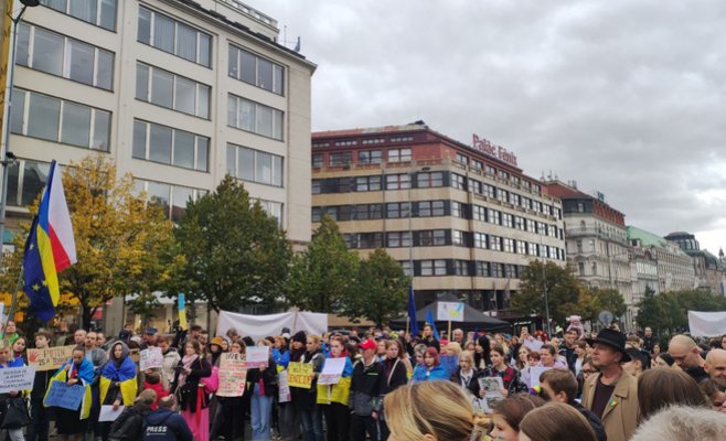 Сотни людей собрались на Вацлавской площади в Праге, чтобы поддержать Украину