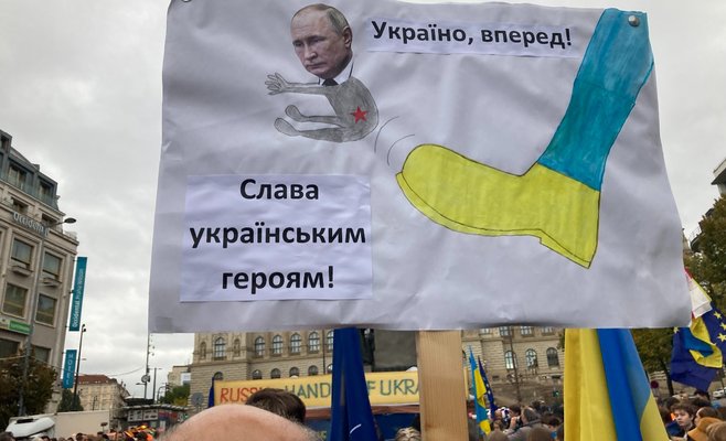 Сотни людей собрались на Вацлавской площади в Праге, чтобы поддержать Украину