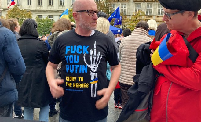 Сотни людей собрались на Вацлавской площади в Праге, чтобы поддержать Украину