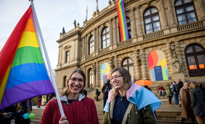 Сотни людей в центре Праги вышли на демонстрацию за безопасность представителей ЛГБТ+ сообщества