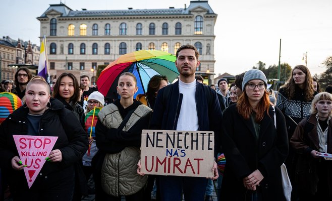 Сотни людей в центре Праги вышли на демонстрацию за безопасность представителей ЛГБТ+ сообщества