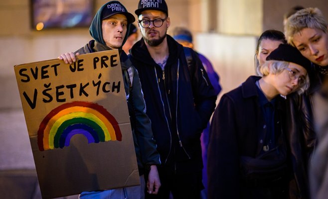 Сотни людей в центре Праги вышли на демонстрацию за безопасность представителей ЛГБТ+ сообщества