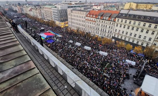 Десятки тысяч человек вышли на Вацлавскую площадь, чтобы выразить солидарность с Украиной