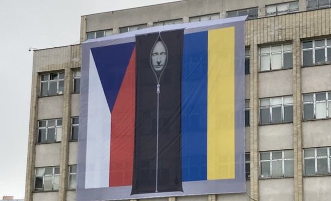 Чешские политики раскритиковали флаг с изображением Путина в мешке для трупов