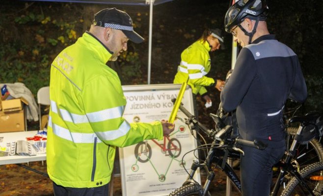 Пражские полицейские проверят наличие у велосипедистов снаряжения для езды в темное время суток