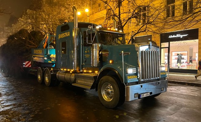 На Староместсткой площади в Праге установили рождественскую елку