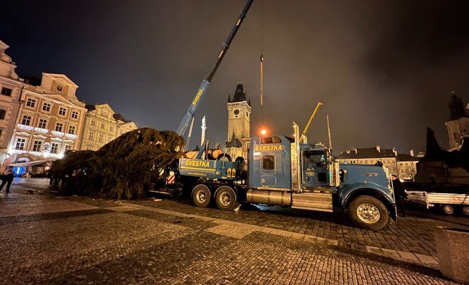На Староместсткой площади в Праге установили рождественскую елку