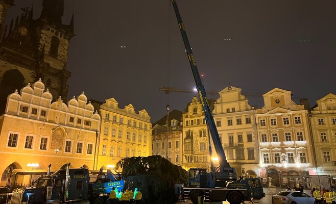 На Староместсткой площади в Праге установили рождественскую елку