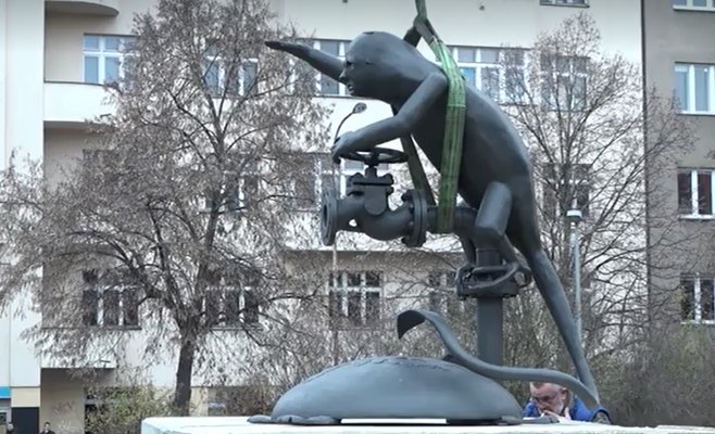 Статую Конева в Праге заменили гоблином с лицом Путина