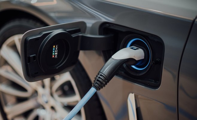 В Праге появились 13 новых зарядных станций для электромобилей